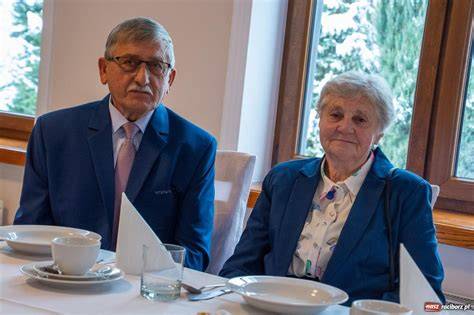 Para seniorów dzieląca się wspomnieniami z długiego pożycia małżeńskiego