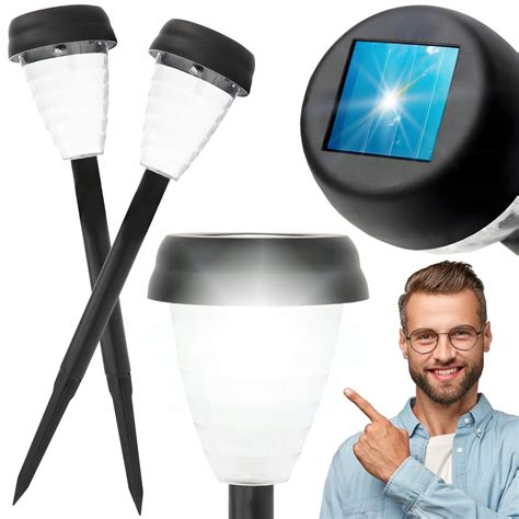 Elegancka lampka solarna LED w ogrodzie tworząca subtelny nastrój