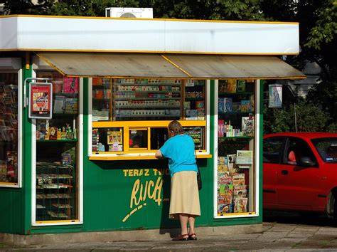 Zdjęcie typowego polskiego kiosku z lat 90.