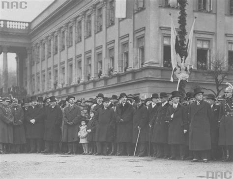 Plac Saski w Warszawie podczas obchodów Święta Niepodległości w okresie międzywojennym