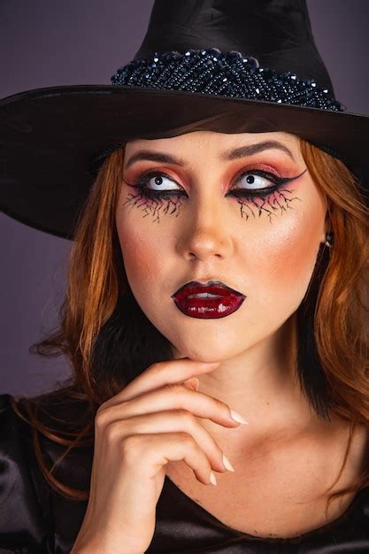 Kobieta z makijażem na Halloween w stylu czarownicy