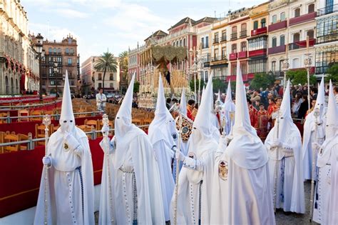 hiszpańska procesja Semana Santa z uczestnikami w charakterystycznych strojach