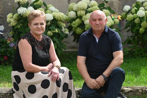 Starostowie Dożynek przekazujący chleb podczas mszy świętej