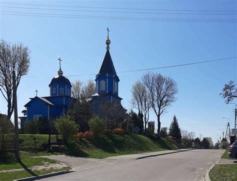 zdjęcie przedstawiające wielokulturowy krajobraz Podlasia z widocznymi świątyniami różnych wyznań i tradycyjną architekturą