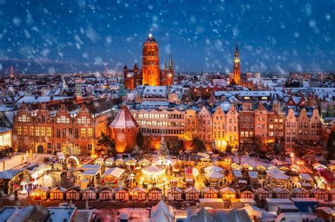 zdjęcie przedstawiające urokliwy jarmark bożonarodzeniowy w Europie, z kolorowymi iluminacjami i straganami z rękodziełem