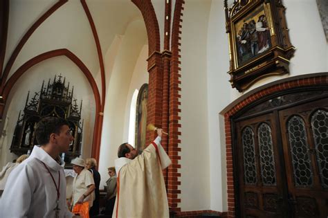 zdjęcie dzieci sypiących kwiaty przed procesją Bożego Ciała