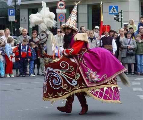 zdjęcie Lajkonika w stroju krakowskim