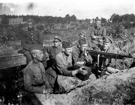 zdjęcie przedstawiające żołnierzy przy stanowisku karabinów maszynowych podczas Bitwy Warszawskiej