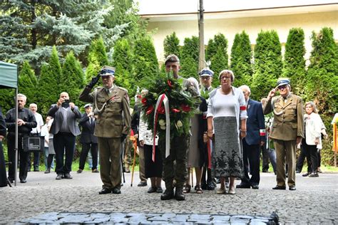 zdjęcie z uroczystości złożenia wieńców na Cmentarzu Poległych