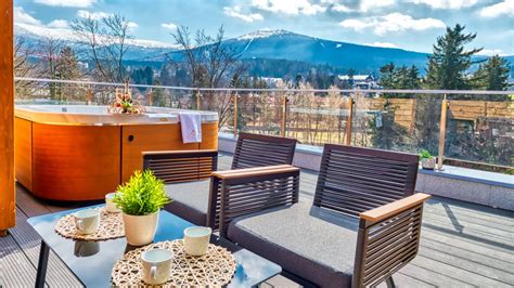Relaksująca atmosfera strefy SPA z basenem i widokiem na naturę
