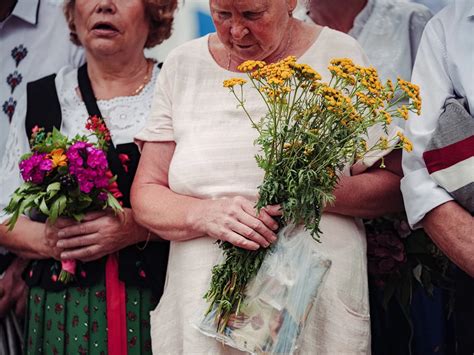 Fotografia przedstawiająca święcenie bukietów ziół i kwiatów w uroczystość Matki Boskiej Zielnej.