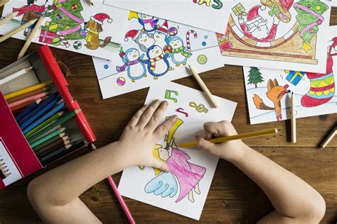 Ilustracja przedstawiająca dziecko kolorujące obrazek z motywem andrzejkowym.