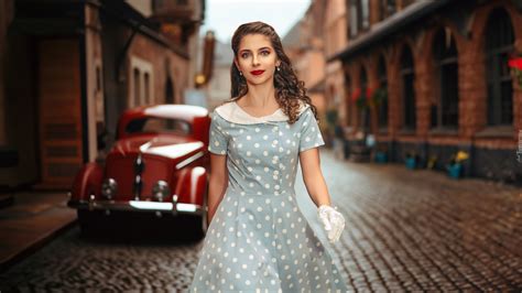 Kobieta w eleganckiej sukience na karnawałowej imprezie