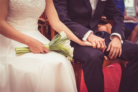para młoda i świadkowie w urzędzie stanu cywilnego