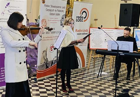 zdjęcie chóru parafialnego śpiewającego kolędy w kościele