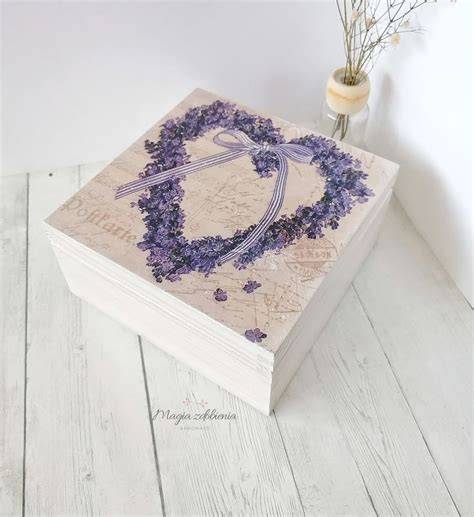 Przykładowa dekoracja drewnianego pudełka techniką decoupage
