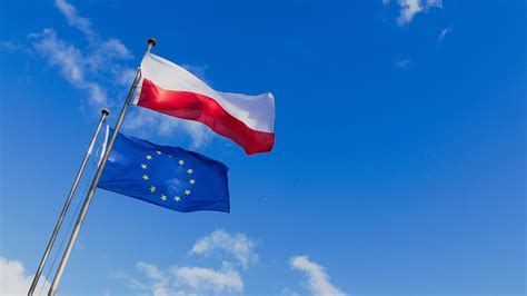 Symboliczna grafika przedstawiająca Polskę na tle flagi Unii Europejskiej