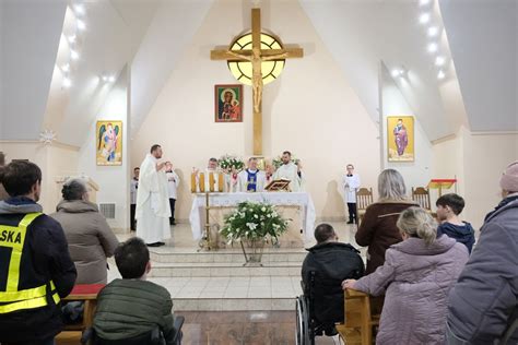 Ilustracja przedstawiająca św. Jadwigę odwiedzającą chorych w szpitalu