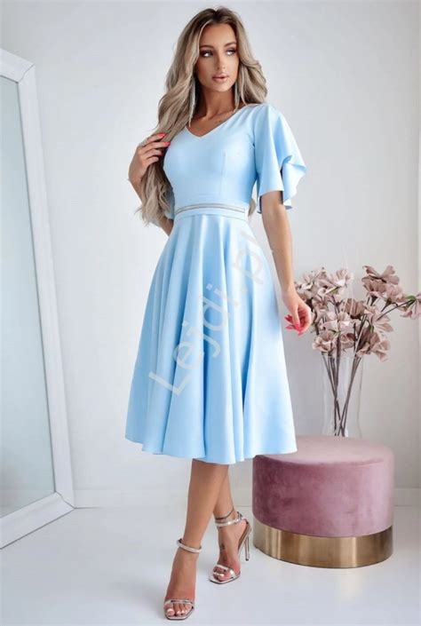 Przykładowe fasony sukienek na poprawiny: zwiewna sukienka boho, elegancka sukienka midi i stylowa sukienka kopertowa.