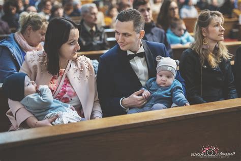 Zdjęcie przedstawiające rodzinę podczas ceremonii chrztu