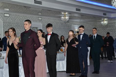 Uczniowie Zespołu Szkół Zawodowych wykonujący poloneza na studniówce.