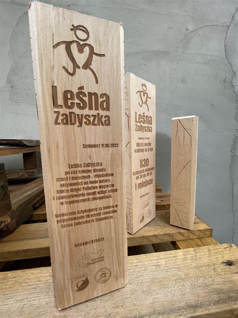 Zbliżenie na drewnianą rzeźbę z widocznym laserowym grawerem.
