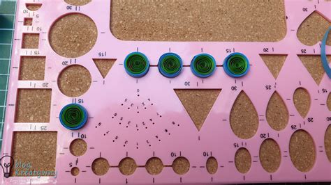 Schemat tworzenia podstawowych kształtów w technice quilling: kółko ścisłe, kropelka, oko.