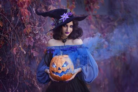 Zbliżenie na twarz z przerażającym makijażem halloweenowym, z widocznymi sztucznymi ranami i ciemnymi cieniami pod oczami