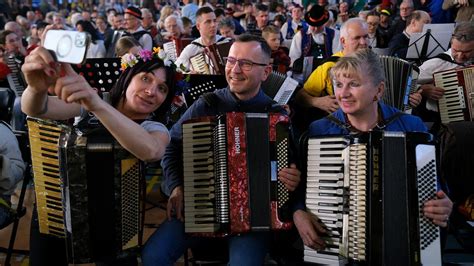 zdjęcie grupy akordeonistów grających wspólnie podczas Dnia Jedności Kaszubów