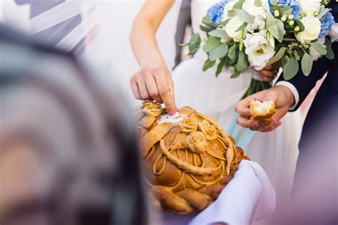 Zdjęcie pary młodej witanej chlebem i solą