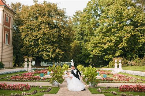 Malowniczy park przy Zamku w Łańcucie, idealny na plener ślubny