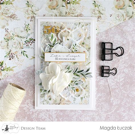 Ilustracja przedstawiająca przykładową, ręcznie wykonaną kartkę okolicznościową z elementami scrapbookingu.