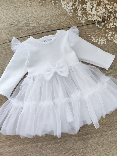 Elegancka sukienka do chrztu dla dziewczynki w letnim stylu