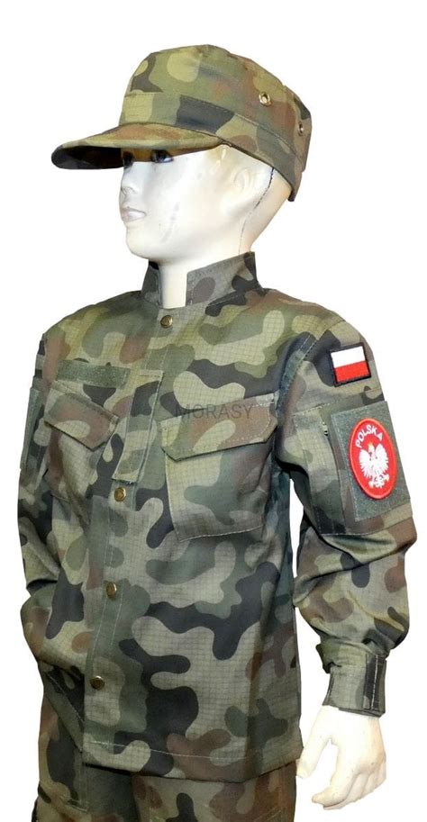 Przykładowy strój żołnierza dla mężczyzny z elementami moro, kamizelką i czapką.