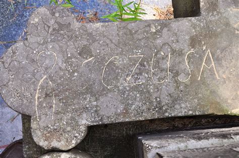 zbliżenie na napis i symbole wyryte na pomniku