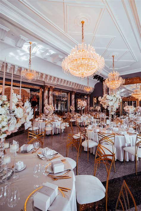 Elegancka sala bankietowa w Domu Weselnym Gracja, udekorowana w stylu glamour.