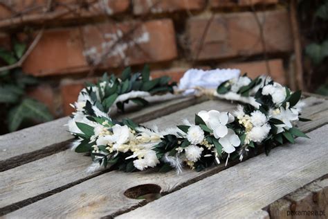 Galeria zdjęć 16 unikatowych wianków ślubnych wykonanych z żywych kwiatów.
