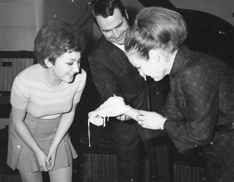 Lanie wosku podczas imprezy andrzejkowej w latach 60. Fotografia z Narodowego Archiwum Cyfrowego