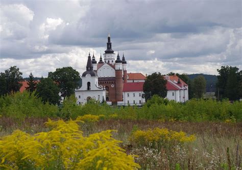 Zdjęcie Monasteru w Supraślu z charakterystyczną cerkwią obronną