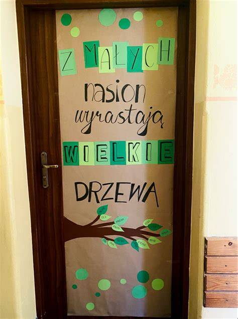 Kolorowa ściana w sali przedszkolnej z motywami zwierząt i roślin