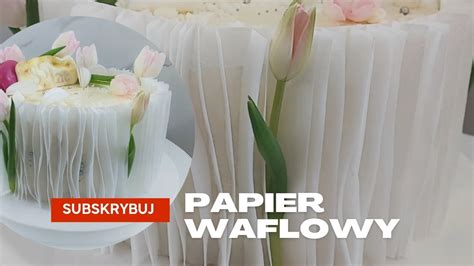 Zdjęcie przedstawiające ozdoby z papieru waflowego na torcie.