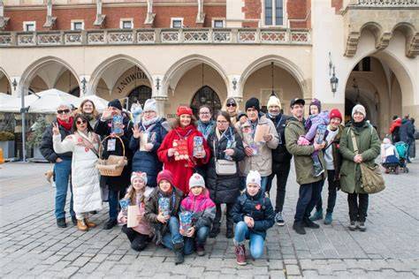 Wolontariusze WOŚP zbierający datki na ulicy z charakterystycznymi czerwonymi serduszkami.