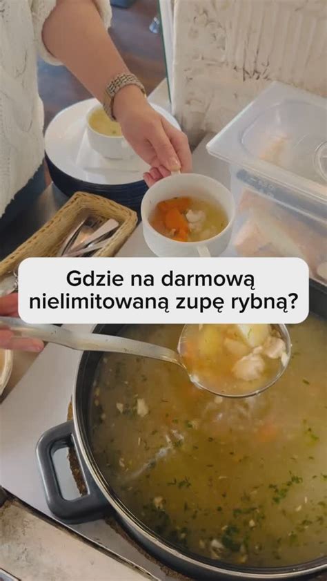 zdjęcie nalewania zakwasu do garnka z zupą, z widocznym mieszaniem