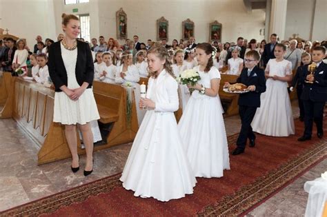 zdjęcie dzieci w strojach komunijnych podczas rocznicowej mszy
