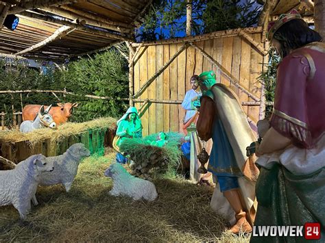 Figurki w tradycyjnej szopce bożonarodzeniowej