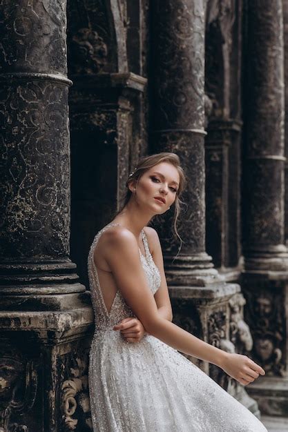 Zdjęcie młodej kobiety w eleganckiej sukni studniówkowej z głębokim dekoltem