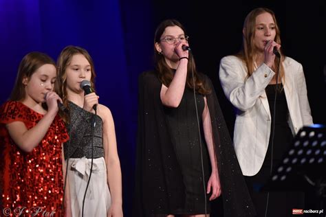 Zdjęcie zespołu Sound'n'Grace występującego w kościele
