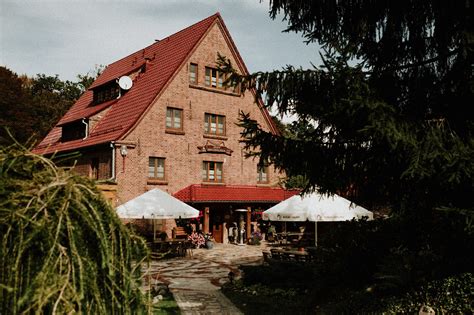 Młyn nad Starą Regą w Tarnowie - widok zewnętrzny z ogrodem