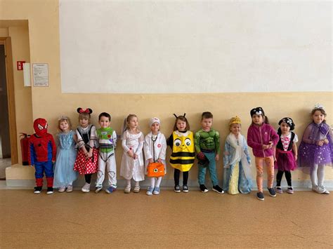 Grupa przedszkolaków w barwnych strojach karnawałowych