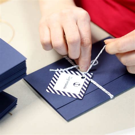 Zdjęcia różnych ręcznie robionych zaproszeń: z kolażem, origami, balonem.
